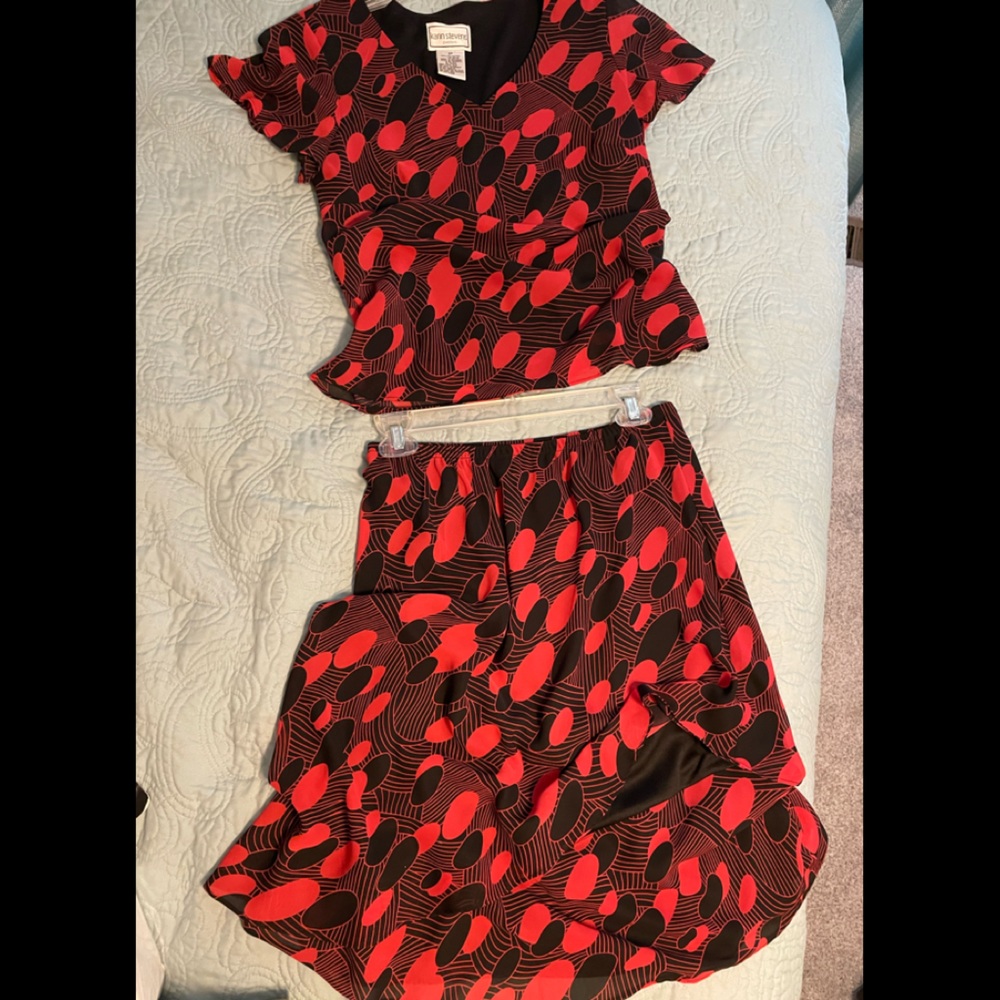 skirt and top.  Vivid red and Black.  8P.  Bright and Fun!